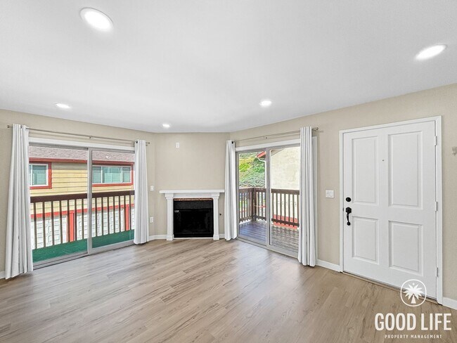 Foto del edificio - Stunning 3BD/2BA 2nd Floor Condo in Chula Vista W/ A/C, W/D, 2 Balconies, Community Pool & Spa!