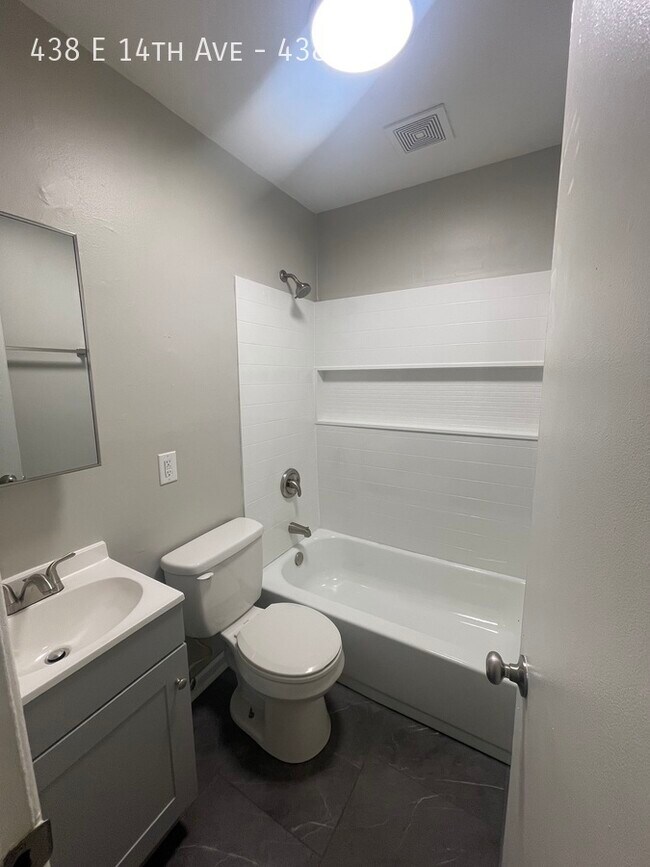Building Photo - Newly Updated 2 Bedroom Available NOW!