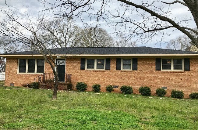 Building Photo - Brick Ranch in a Great neighborhood!