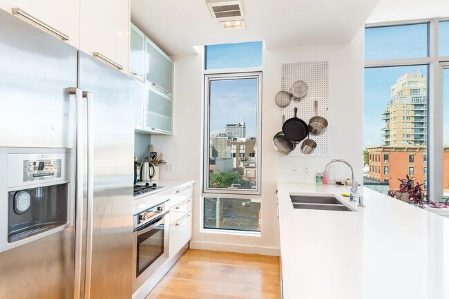 Wonderfully large and light-filled, this s... - Wonderfully large and light-filled, this s... Apartment