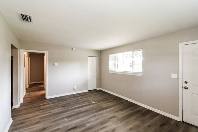 Foto del edificio - 6819 Goldilocks Ln