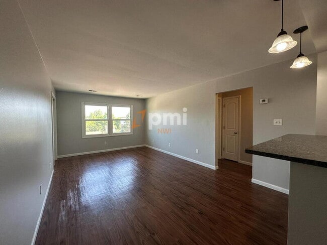 Building Photo - 5831 Creekview Ct W