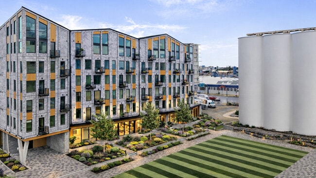 Building Photo - Greenside at Silo Park