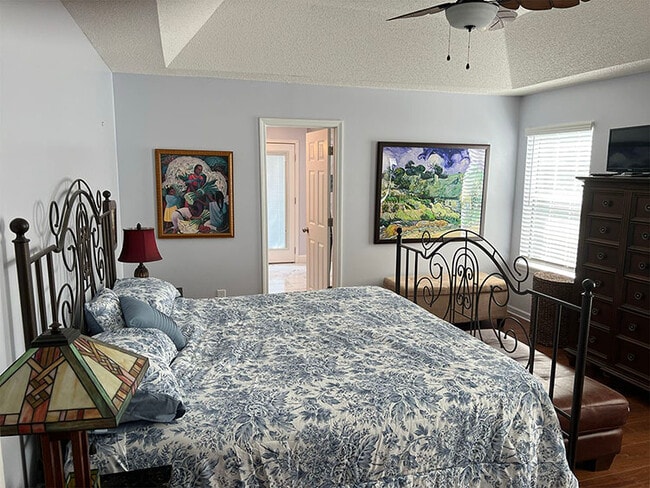 dormitorio principal - 1009 Crest Ridge Pl SW