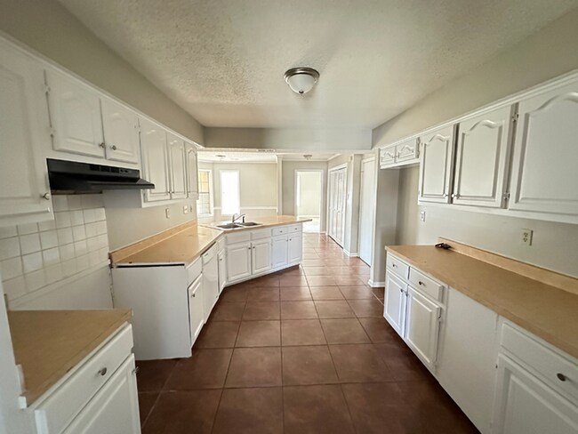 Foto del edificio - Grand 4BR/2BA Near Southwind | 2,438 Sq Ft, Stone Fireplace, Soaking Tub & 2-Car Garage