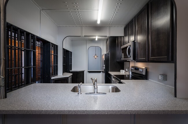 Foto del edificio - Jailhouse & Sheriff's Apartments 176 Main St.