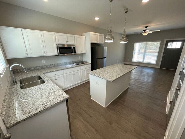 Foto del edificio - NEW CONSTRUCTION! NOW LEASING FOR JULY 15TH!