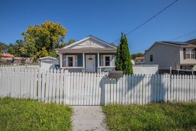 Building Photo - Charming 4 BR/2 BA Single-Family Home in F...