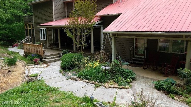 Foto del edificio - 3 br, 3 bath House - 14 Shelton Branch Rd.