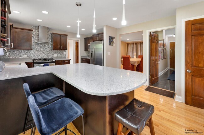Foto del edificio - 3111 Old Glenview Rd