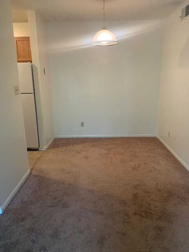 Building Photo - 2 Bedroom 1 Bath Garden Apartment Available