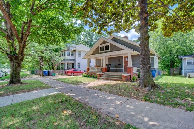 Building Photo - Remodeled Historic 3 Bedroom in The Heights!