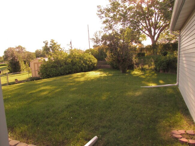 Foto del edificio - 3 BEDROOM | 1 BATH | SOUTH | DETACHED GARAGE