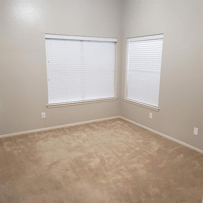 Building Photo - 16530 Holly Trail Dr