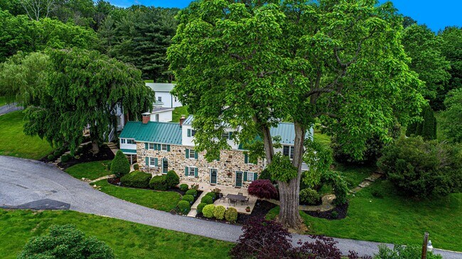 Building Photo - 607 E Wheel Rd