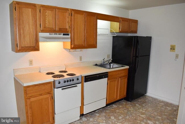 Building Photo - 1121 Stanley Ave