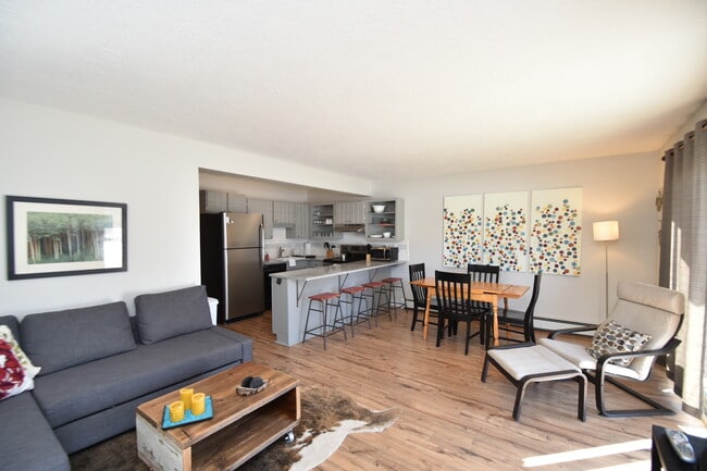 Foto del edificio - 833 Straight Creek Dr