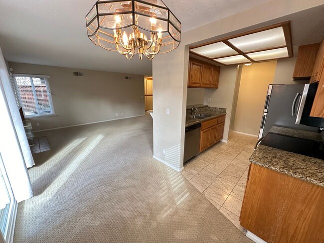 Building Photo - 2 Bed 2 Bath W/ Attached Garage (Cobblestone)