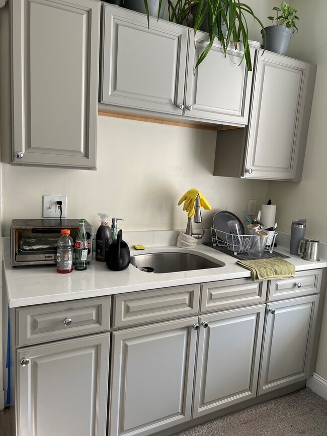 Building Photo - 94 Maple St