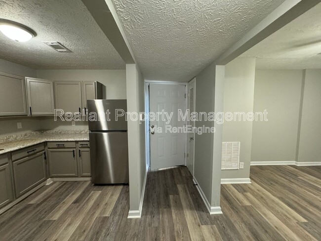 Building Photo - 209 Lakeshore Dr