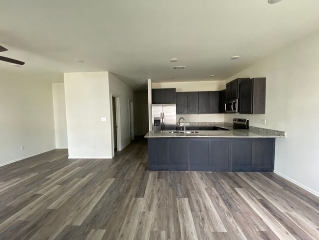 Building Photo - 916 S Amarillo Ave