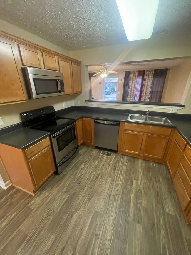 Building Photo - 3 Bed 2.5 Bath Townhome For Rent in Prattv...