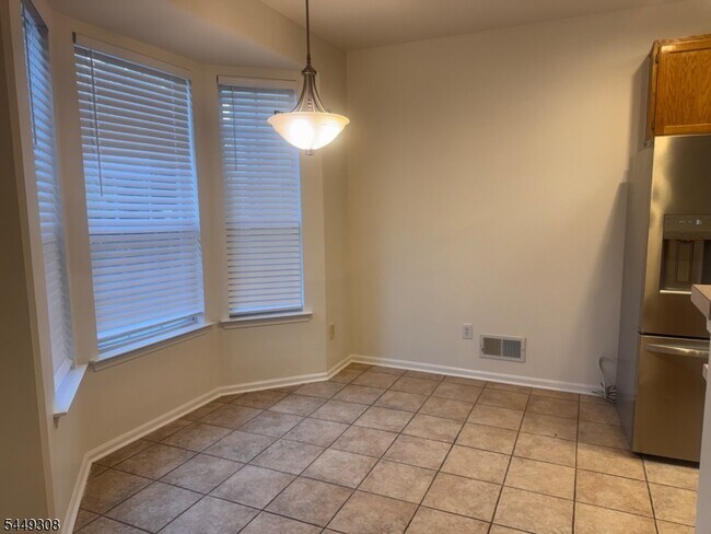 Foto del edificio - 32 Chesterfield Ct
