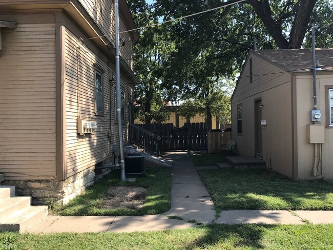 Building Photo - 1007 W Maple St