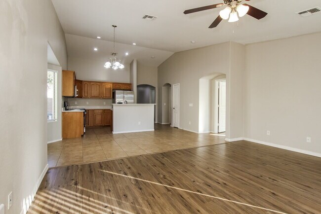Foto del edificio - 14105 W Rosewood Dr