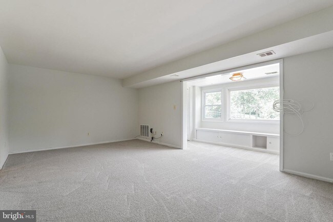 Foto del edificio - 8032 Lakecrest Dr