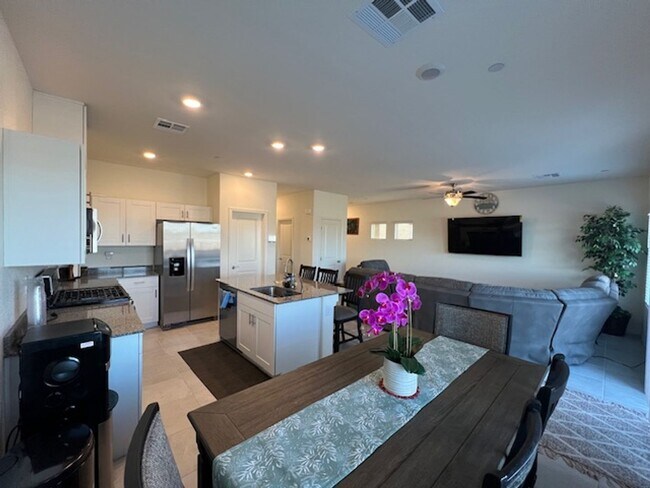 Foto del edificio - FULLY FURNISHED!!! beautiful 3 bedroom 2 and half bath home is located in the Symmetry Bay Cadenc...