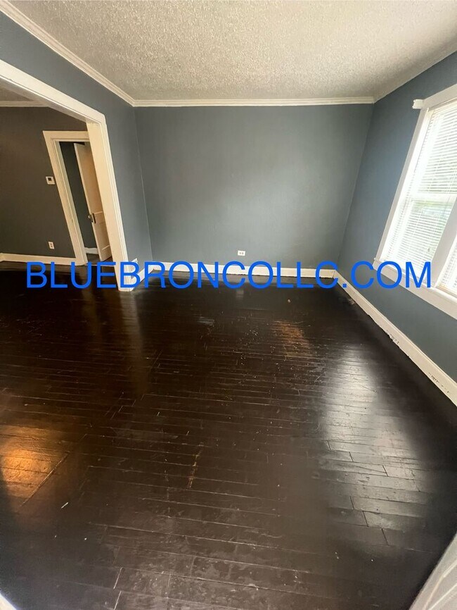 Building Photo - NEWly renovated Cute 2 bedroom 1 bathroom ...