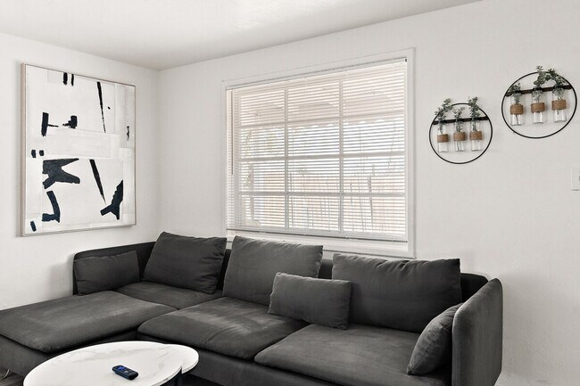 Building Photo - 639 W Pepper Pl