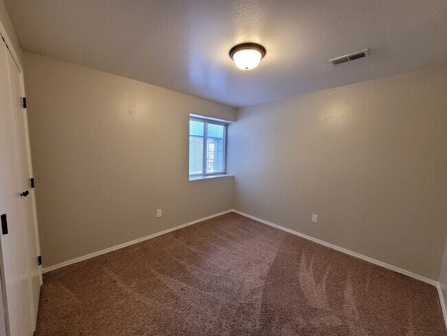 Building Photo - $1575 - 4 bedroom/ 2 bathroom - Gorgeous q...