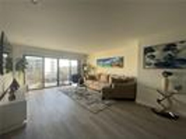 Building Photo - FURNISHED 2/2 CONDO IN RACQUET CLUB OF VER...