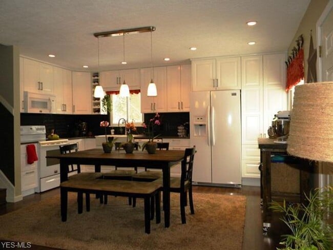 Building Photo - 3 Bedroom  1.5 Bath Split Level Home for R...