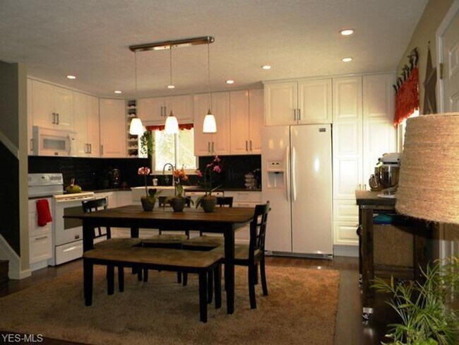 Foto del edificio - 3 Bedroom  1.5 Bath Split Level Home for R...