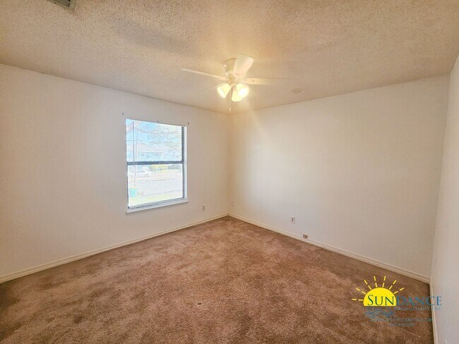 Foto del edificio - Great 2 Bedroom Unit Close to Both Bases