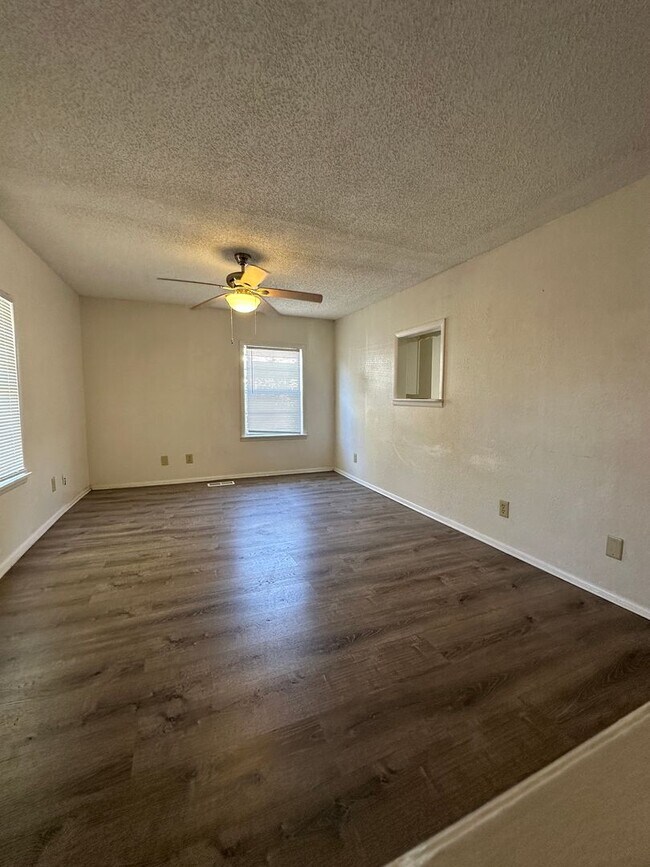 Building Photo - $1500 Move-In-Special