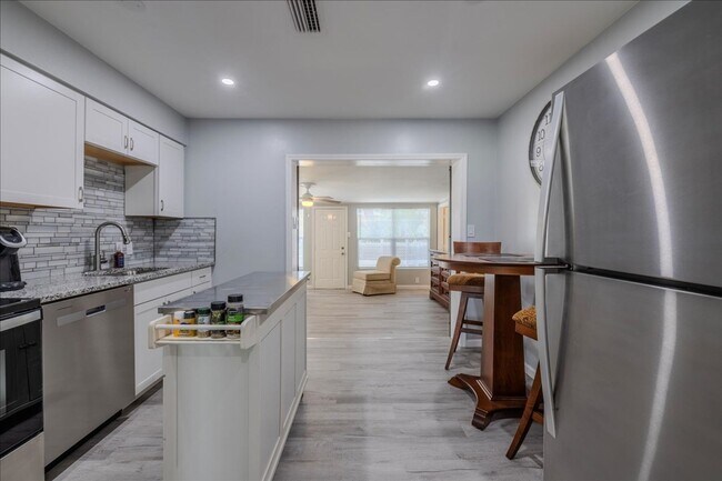 Building Photo - ANNUAL RENTAL - 3 Bed, 2 Bath Fully Furnis...