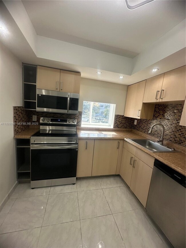 Foto del edificio - 250 180th Dr