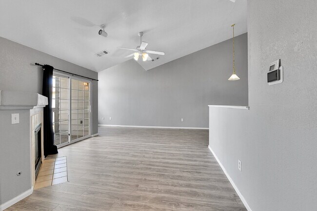 Foto del edificio - $2,250 - 2 Bed, 2 Bath Updated Townhome in...