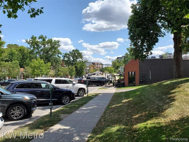 Foto del edificio - 553 N Old Woodward Ave