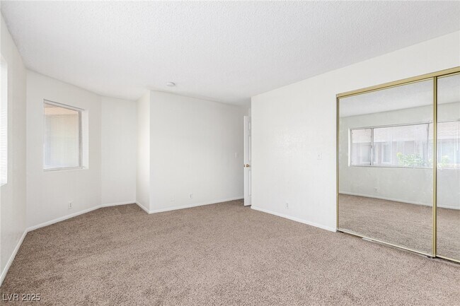 Foto del edificio - 100 S Crestline Dr