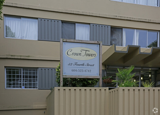 Photo du bâtiment - Crown Towers Apartments