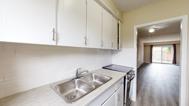 Photo du bâtiment - SPACIOUS TWO BEDROOM THREE LEVEL TOWNHOME IN NORTH CENTRAL LONDON