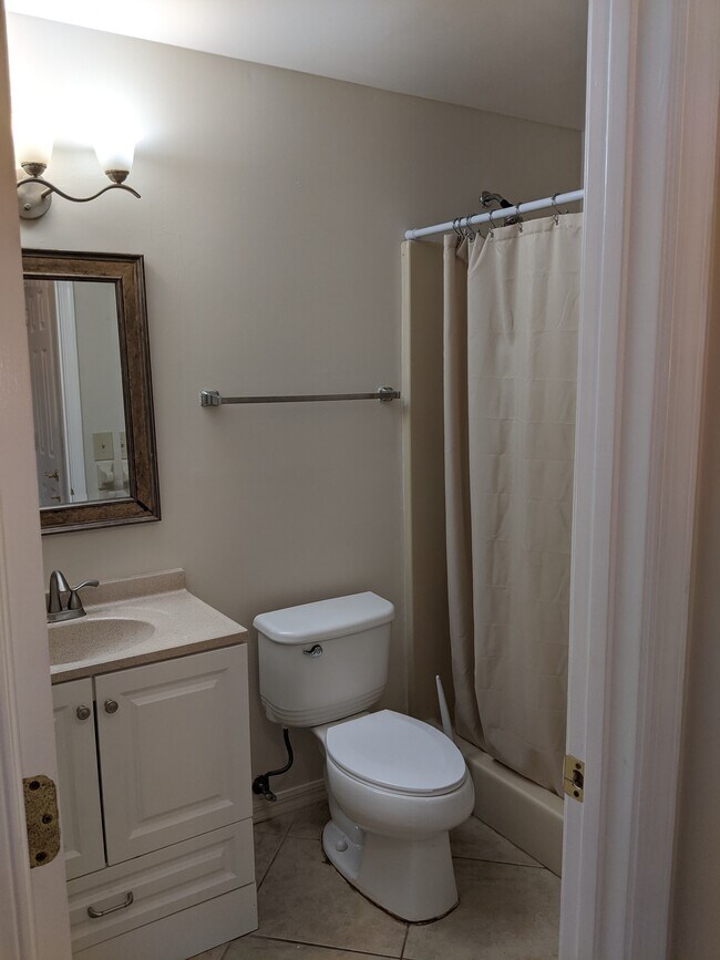 Baño principal - 6533 SE Federal Hwy