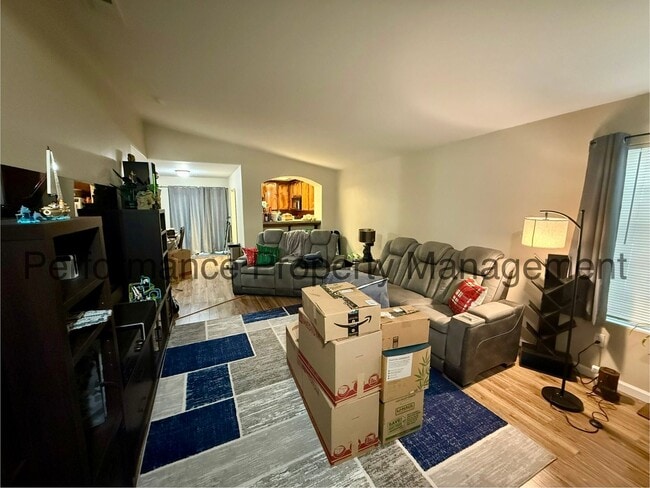 Building Photo - Charming 3 Bed/2 Bath San Lauren Home