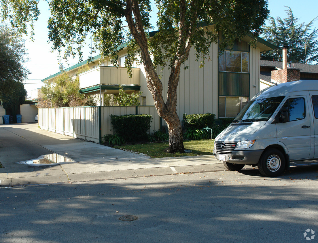 Primary Photo - Byron St Apartments