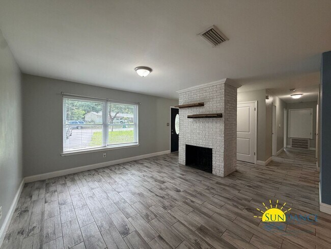 Foto del edificio - Great 3 Bedroom Home in Fort Walton Beach with Solar Panels-Near Hurlburt Field!